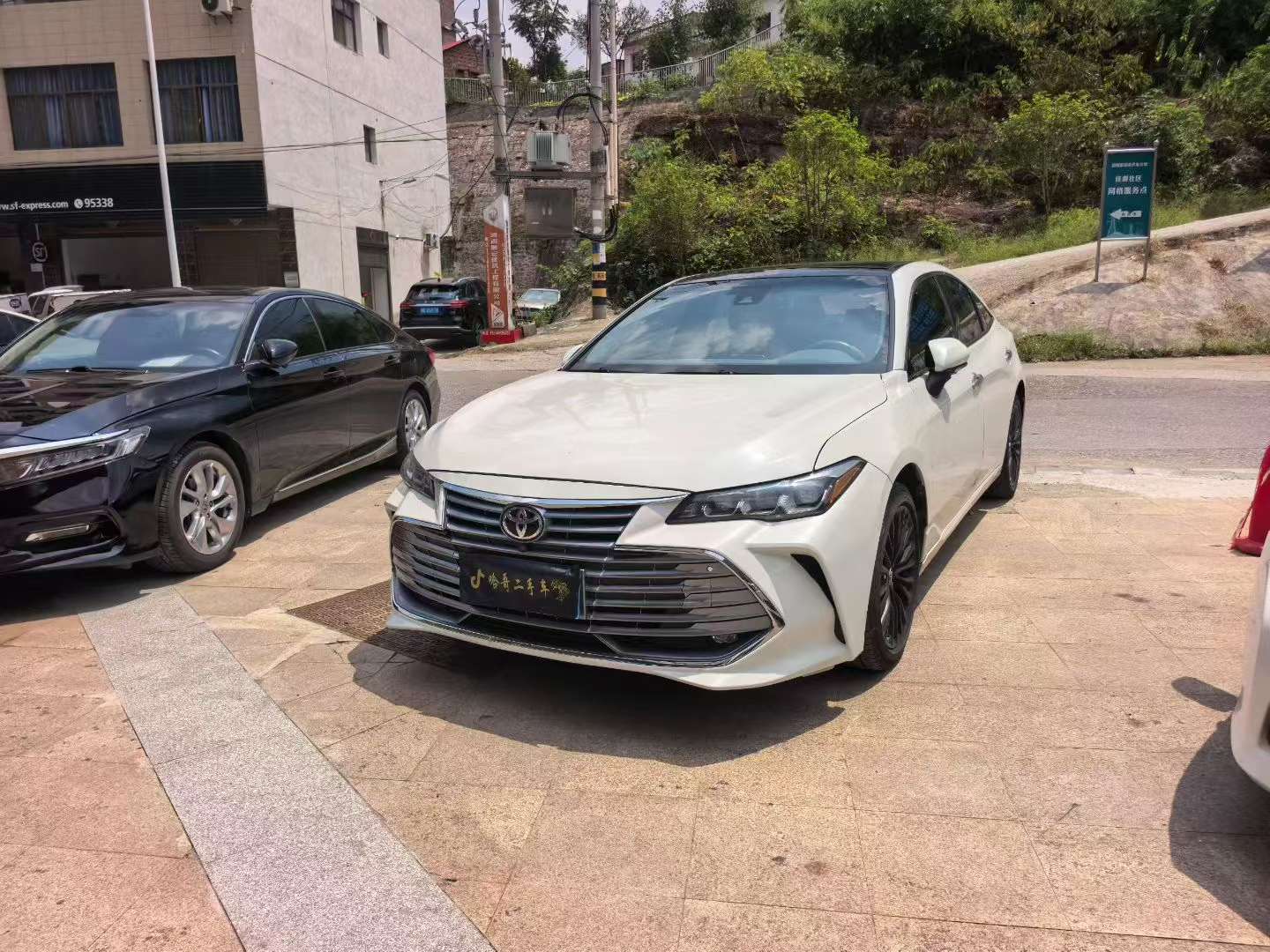 Toyota Avalon 2.5L Automatic Panoramic Sunroof 2
