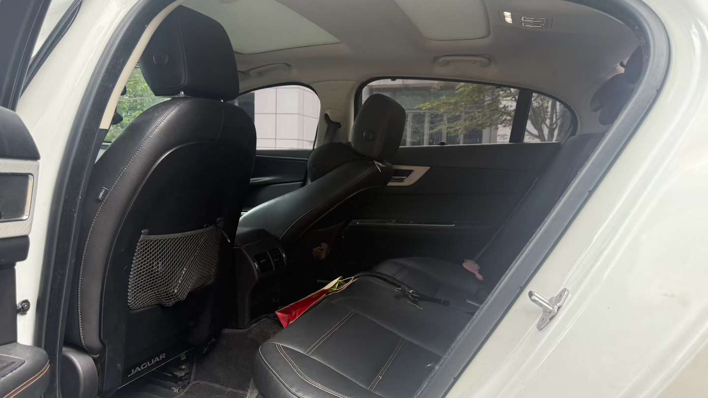 Jaguar XE 7