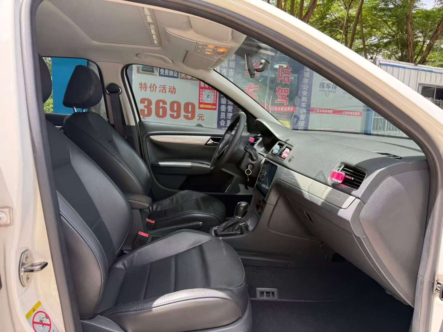 Volkswagen Larink 1.6L Automatic Sunroof 7