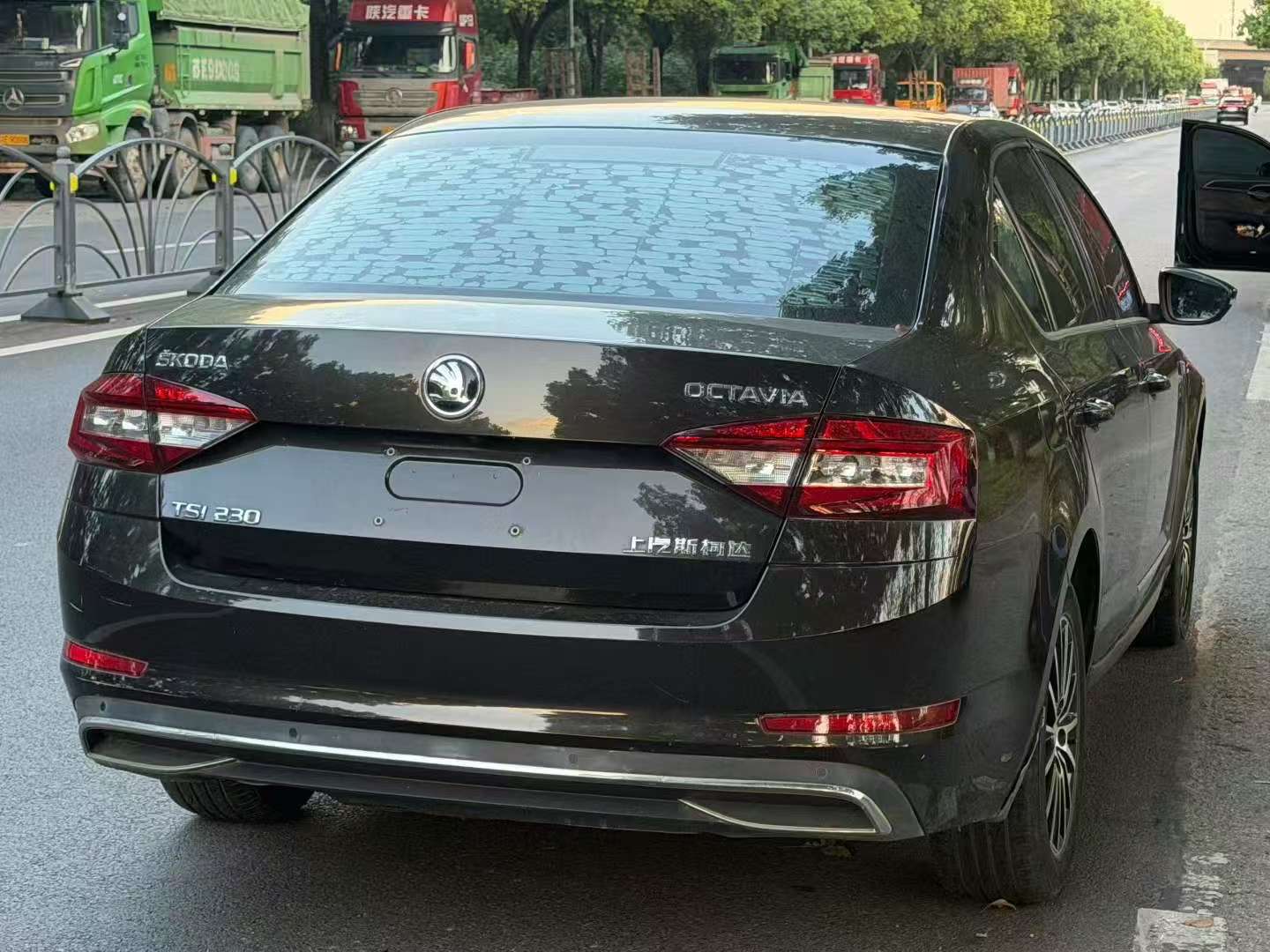 Skoda Octavia 1.6L Automatic Sunroof Luxury Edition 5