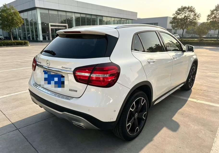 Mercedes-Benz GLA 220 4MATIC 2.0T Fashion 3