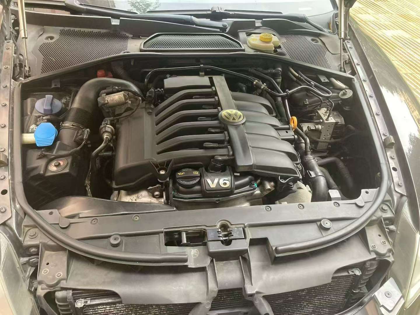 Volkswagen Phaeton 3.6L 5-Seat 8