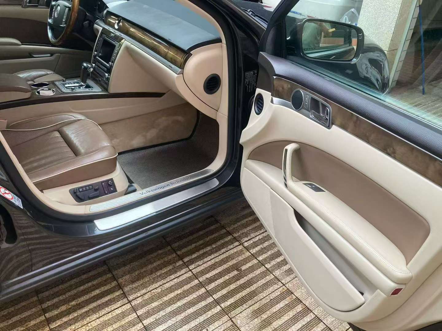 Volkswagen Phaeton 3.6L 5-Seat 4