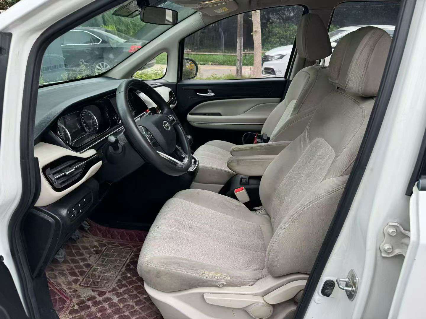 GAC Trumpchi M6 1.5T Elite MPV 4