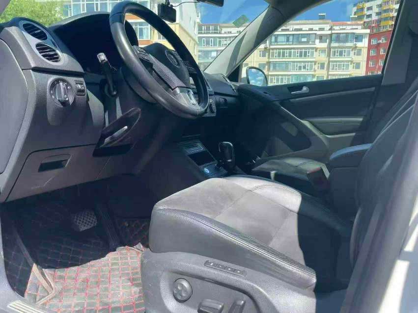 Volkswagen Tiguan 2.0T AWD Flagship 4