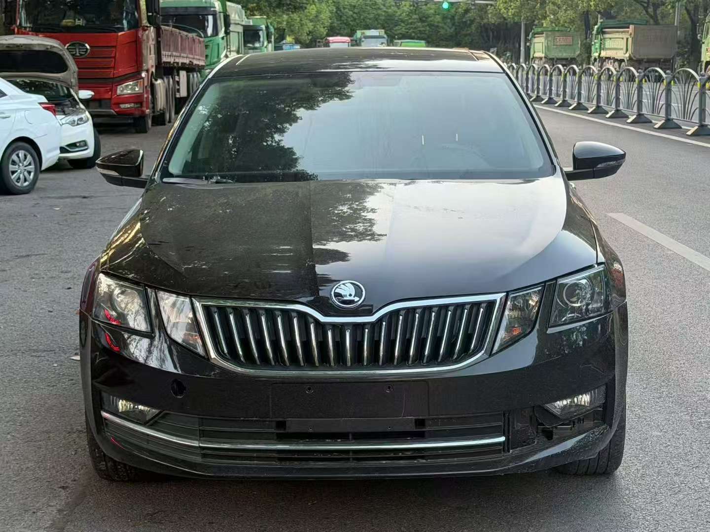 Skoda Octavia 1.6L Automatic Sunroof Luxury Edition