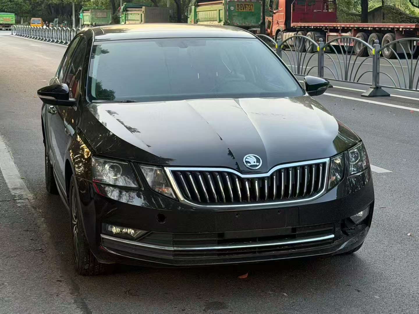 Skoda Octavia 1.6L Automatic Sunroof Luxury Edition 3