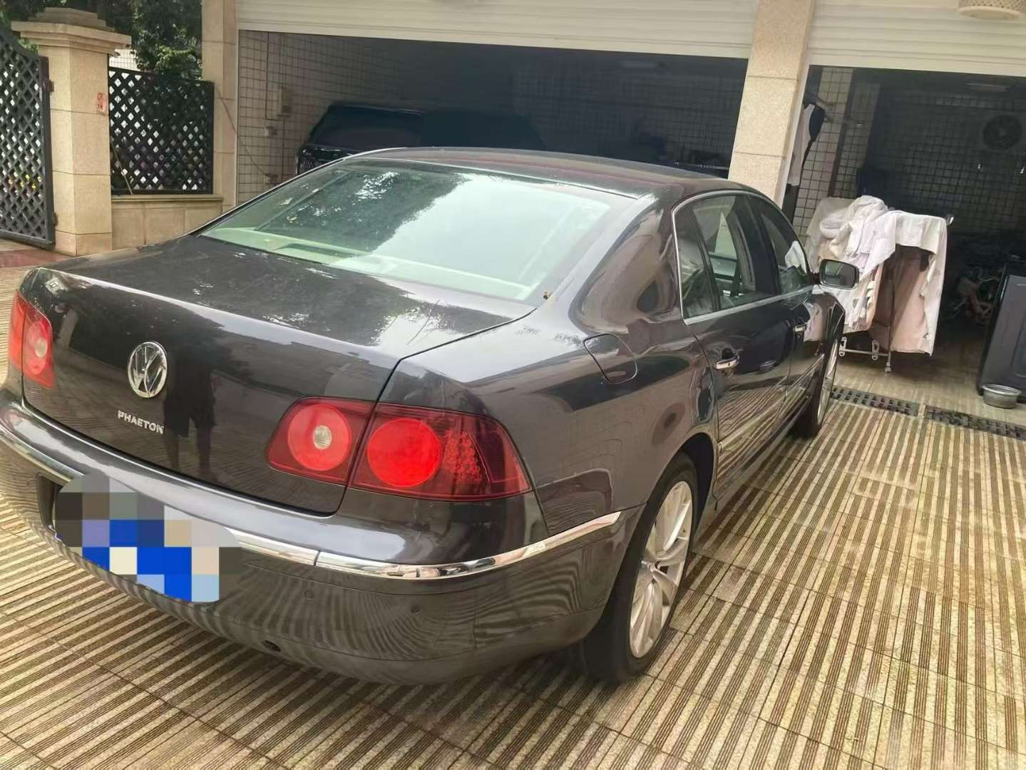 Volkswagen Phaeton 3.6L 5-Seat 2