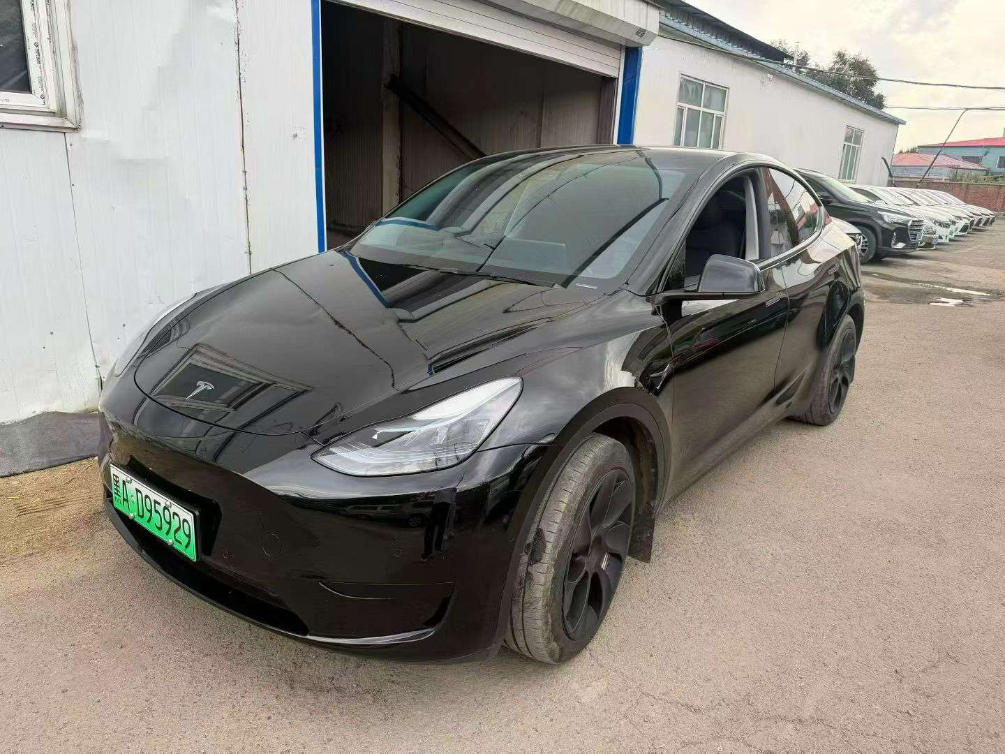 Tesla Model Y Standard Range Rear-Wheel Drive 2