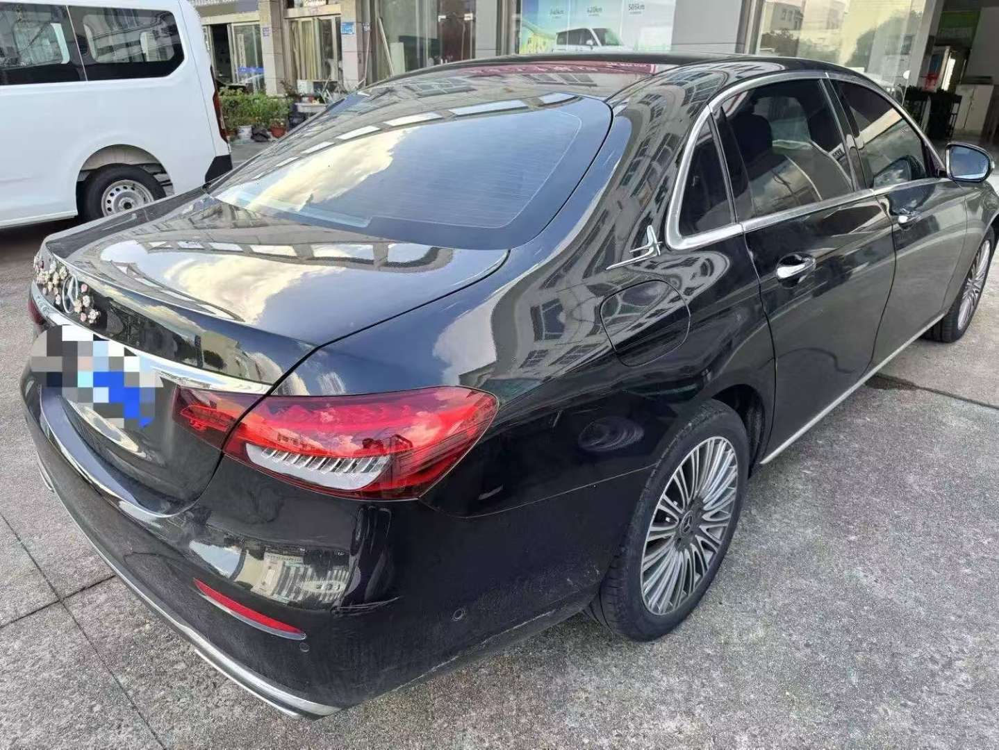Mercedes-Benz E-Class 2023 E300L Fashion Edition 3