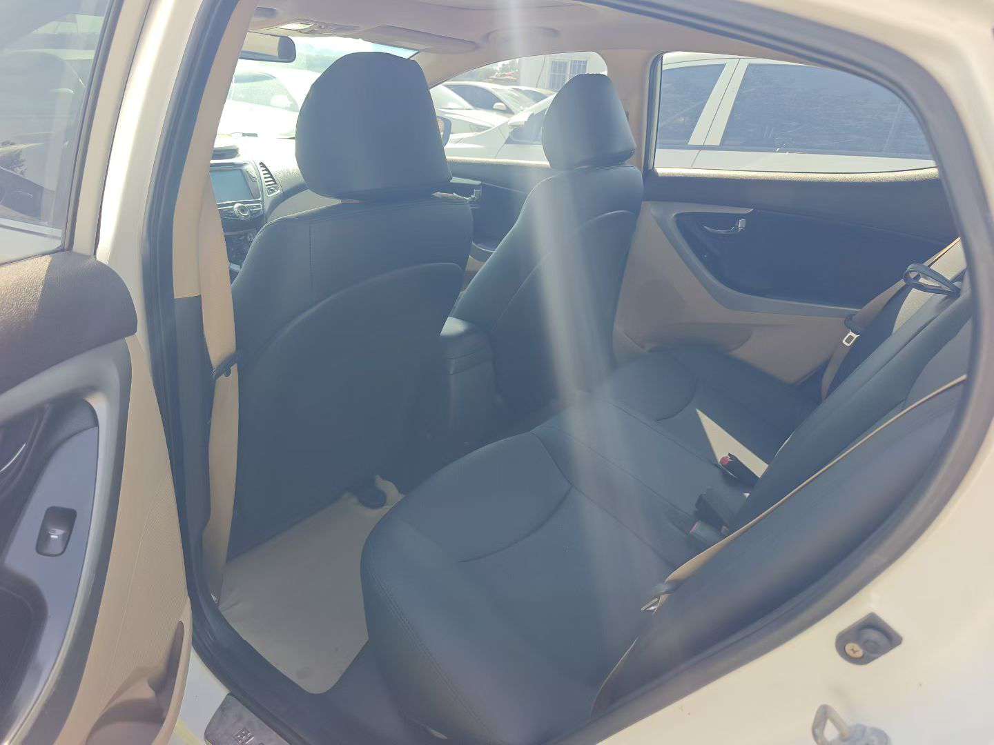 Hyundai Elantra 1.6L High Trim with Sunroof & Push Button Start 6