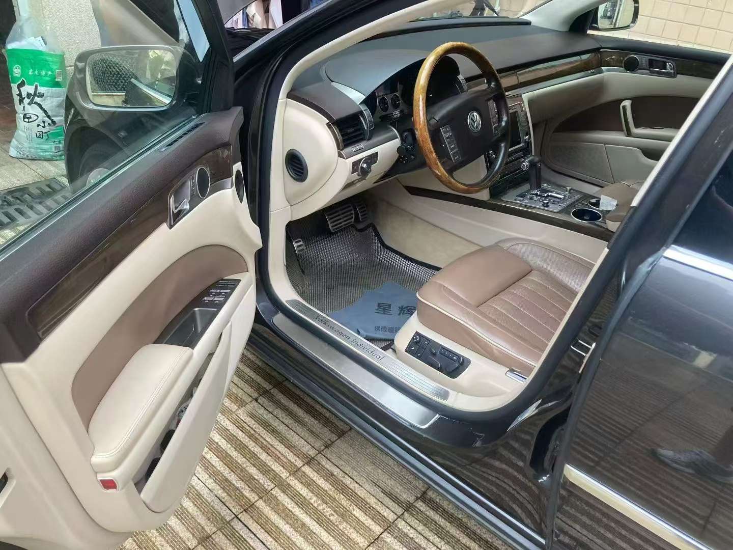 Volkswagen Phaeton 3.6L 5-Seat 9