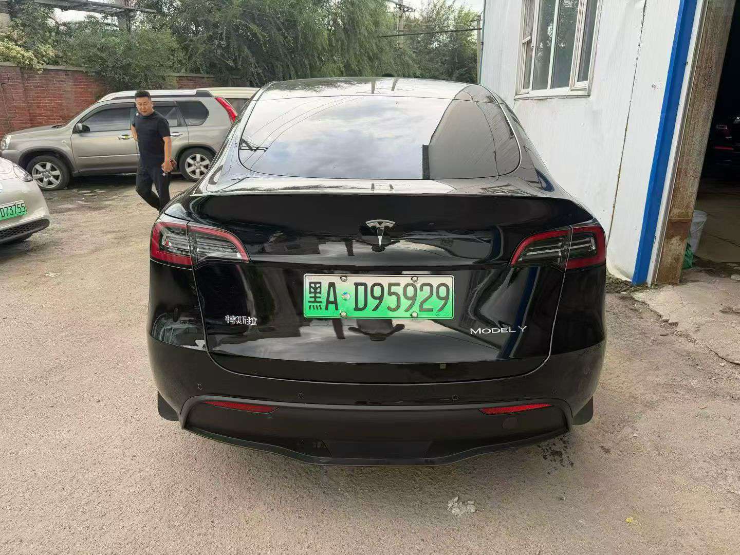 Tesla Model Y Standard Range Rear-Wheel Drive 4