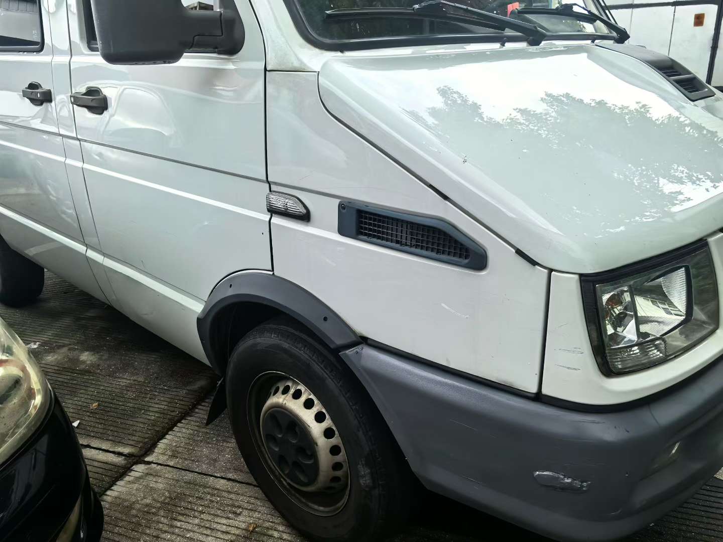 Iveco Daily 2.5T Diesel Short Wheelbase Medium Roof 2