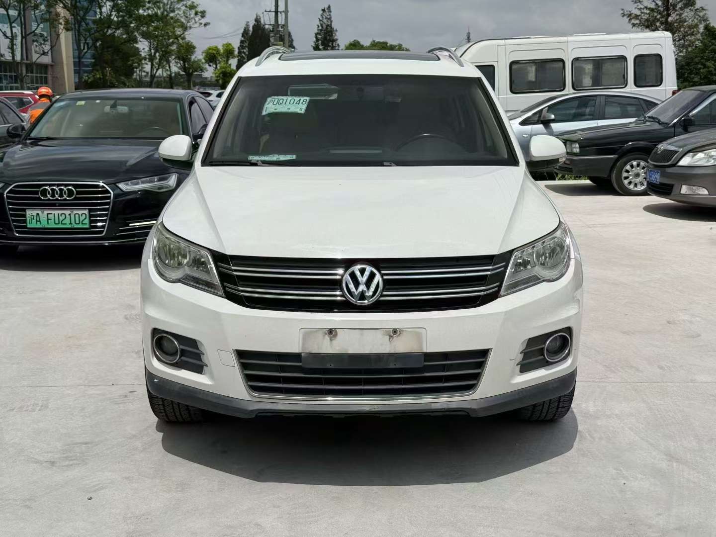 Volkswagen Tiguan 2.0L Automatic Sunroof High Trim