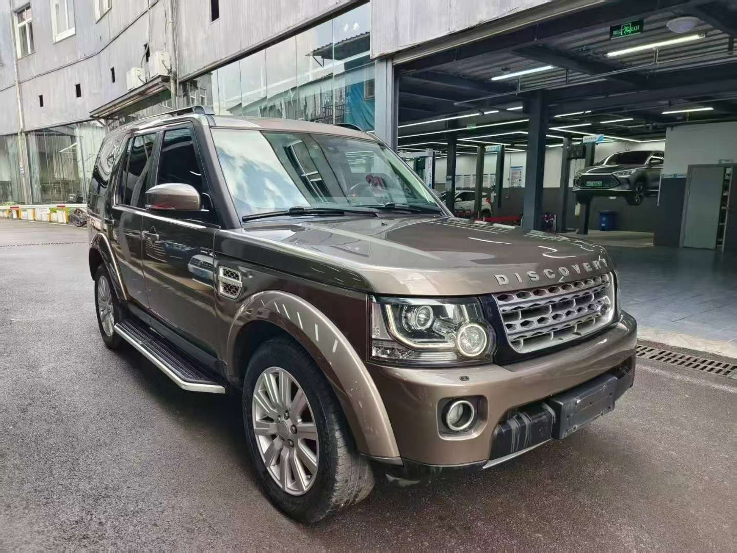 Land Rover Discovery Diesel 3.0T 7-Seater 2