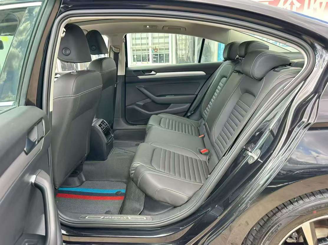 Volkswagen Magotan 1.4T Panoramic Sunroof 6