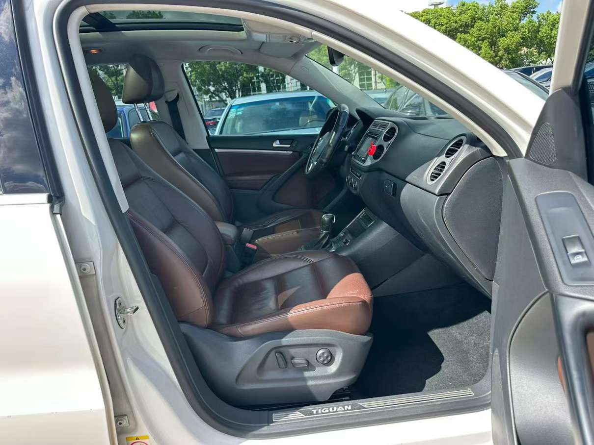 Volkswagen Tiguan 1.8T FWD Luxury 8