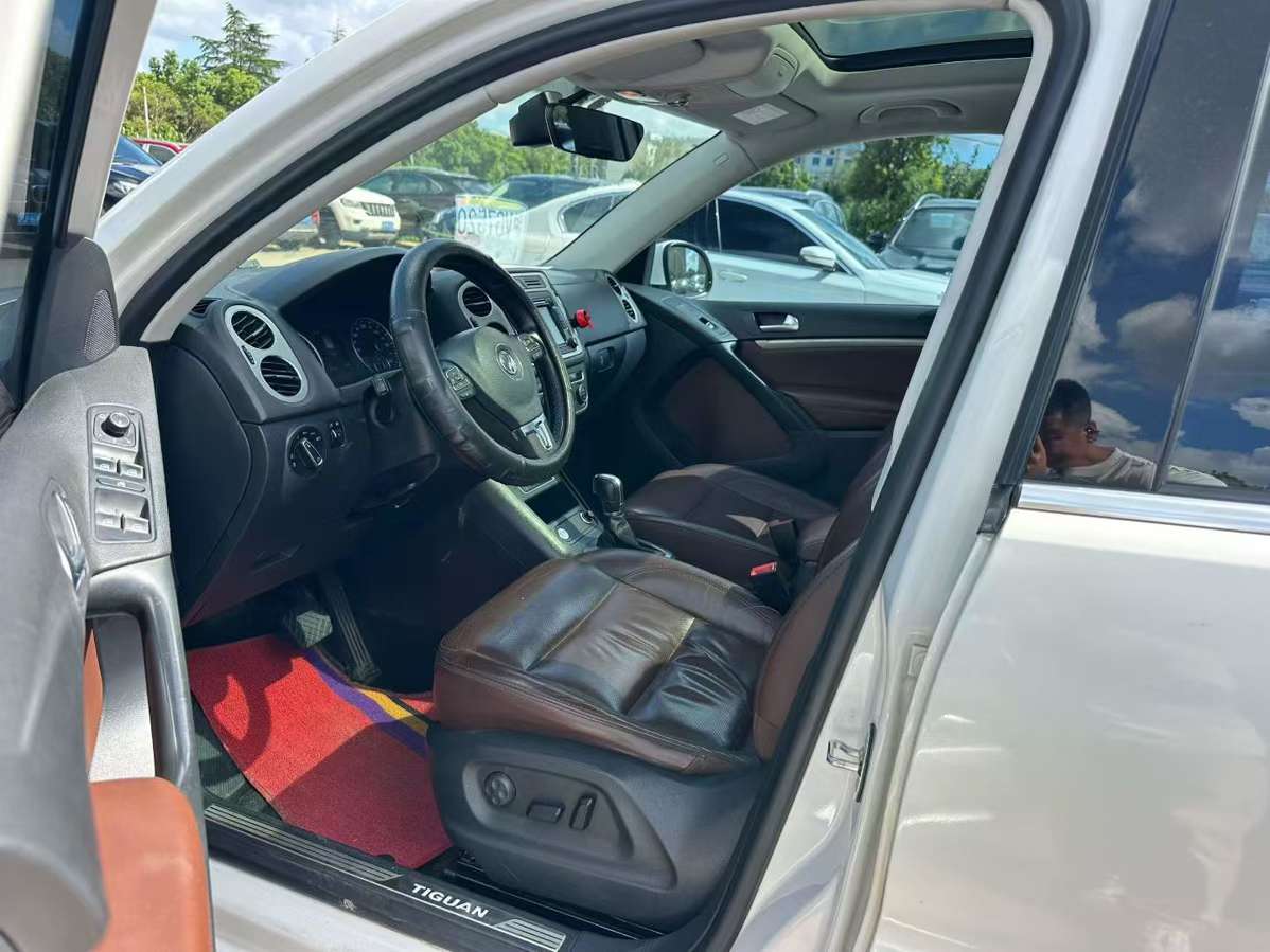 Volkswagen Tiguan 1.8T FWD Luxury 5