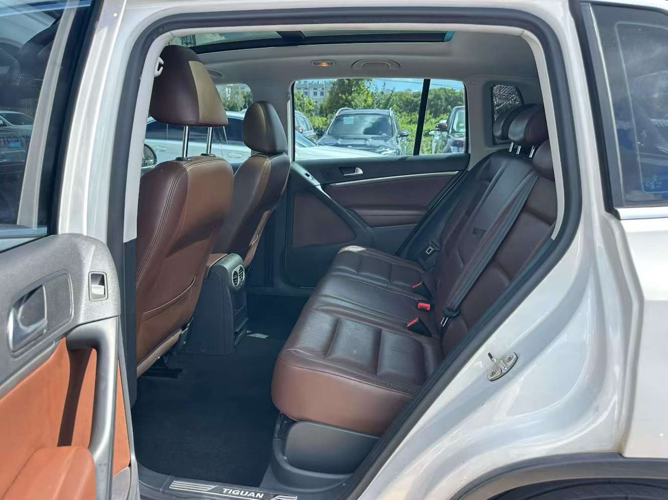 Volkswagen Tiguan 1.8T FWD Luxury 6