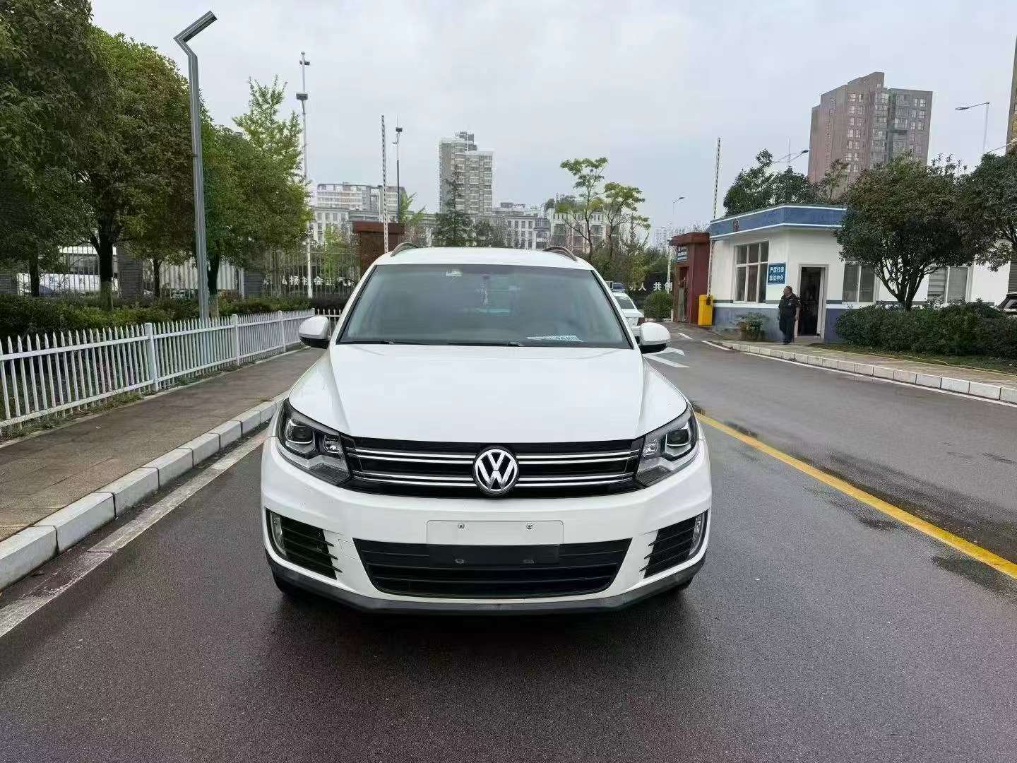 Volkswagen Tiguan 1.8T FWD Comfort Edition 2