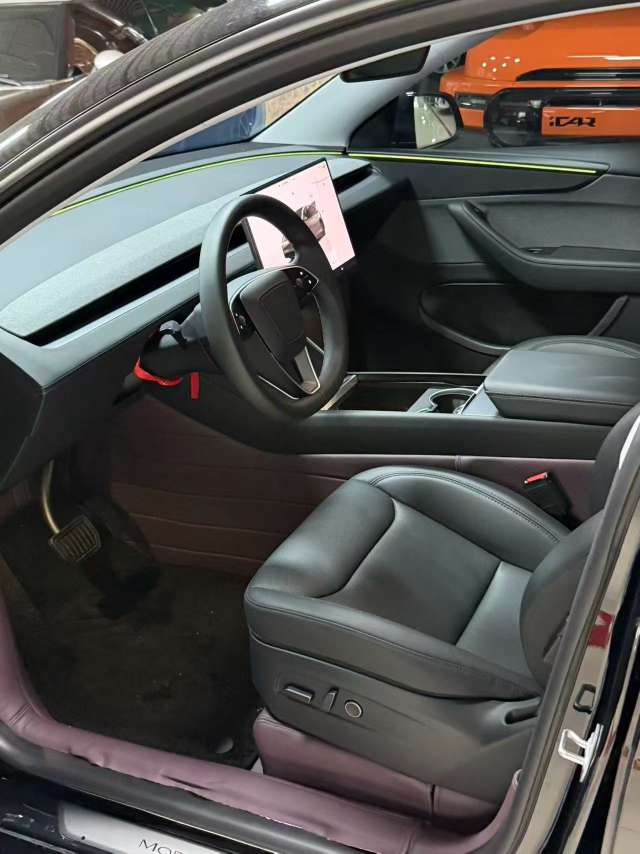 Tesla Model Y 4