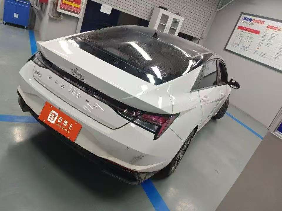 Hyundai Elantra 2022 1.5L CVT LUX Premium 3