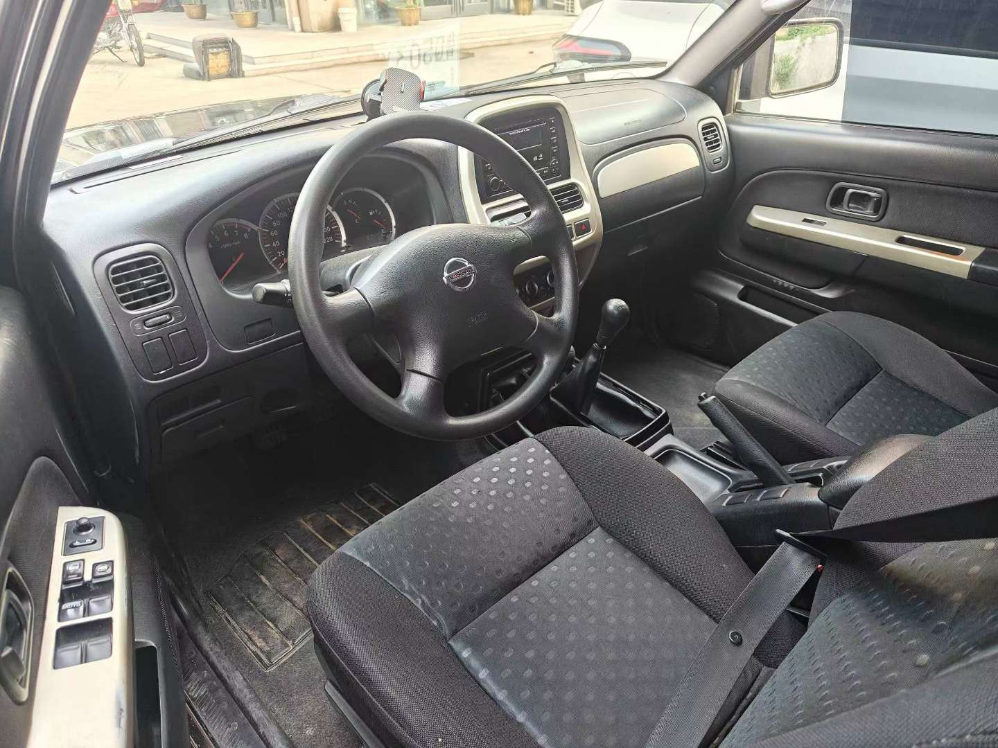 Nissan Paladin 6