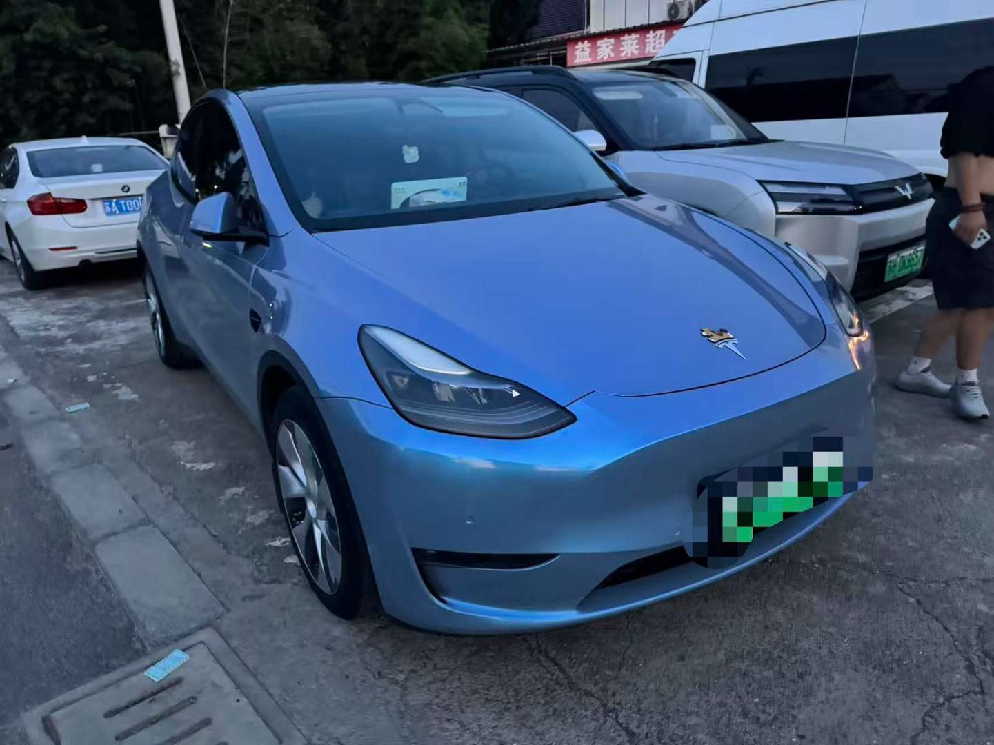 Tesla Model Y Model Y Long Range All-Wheel Drive 3