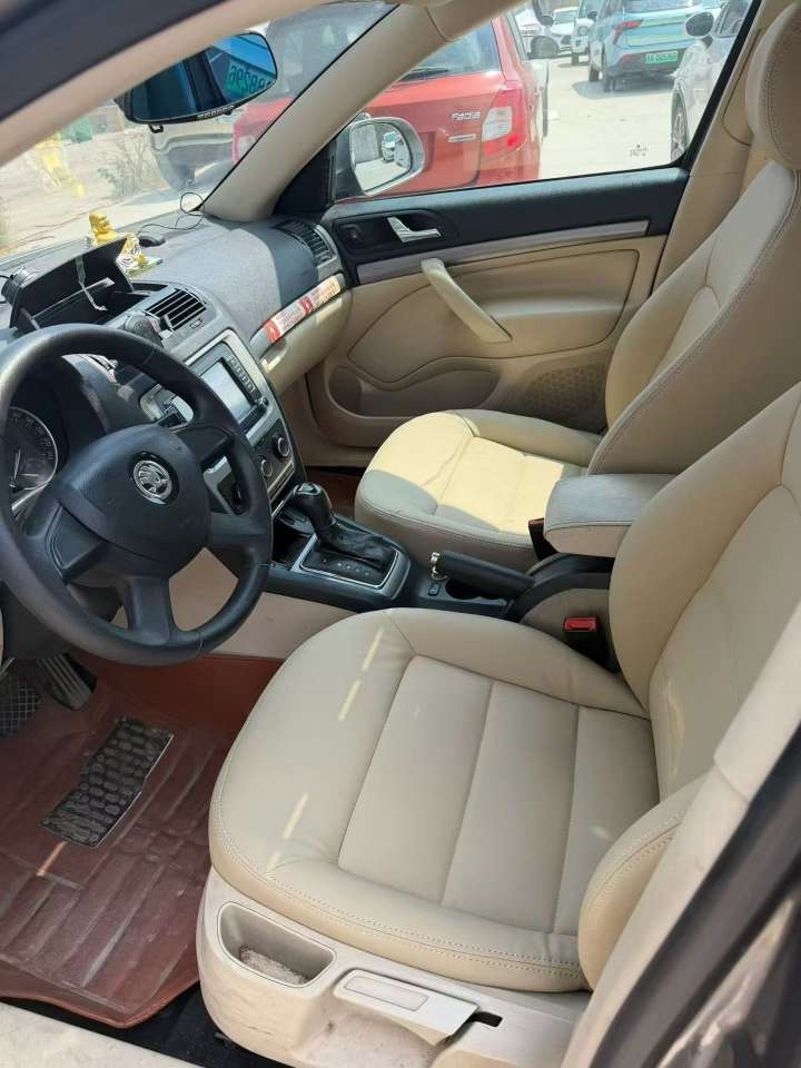 Skoda Octavia 2015 1.6L Automatic with Sunroof 3