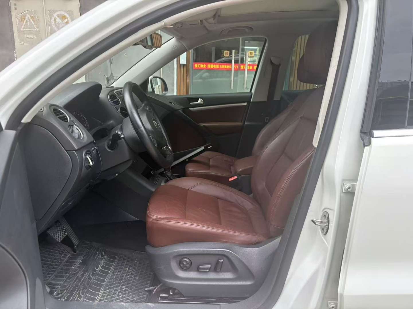 Volkswagen Tiguan 2.0T Automatic Sunroof 4WD Comfort 6