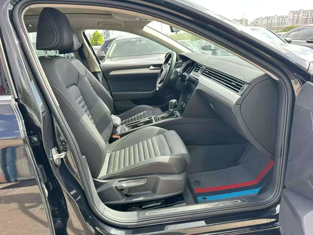 Volkswagen Magotan 1.4T Panoramic Sunroof 9