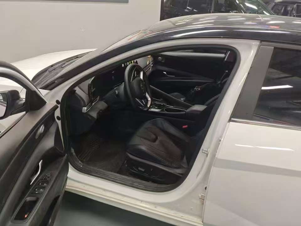 Hyundai Elantra 2022 1.5L CVT LUX Premium 6