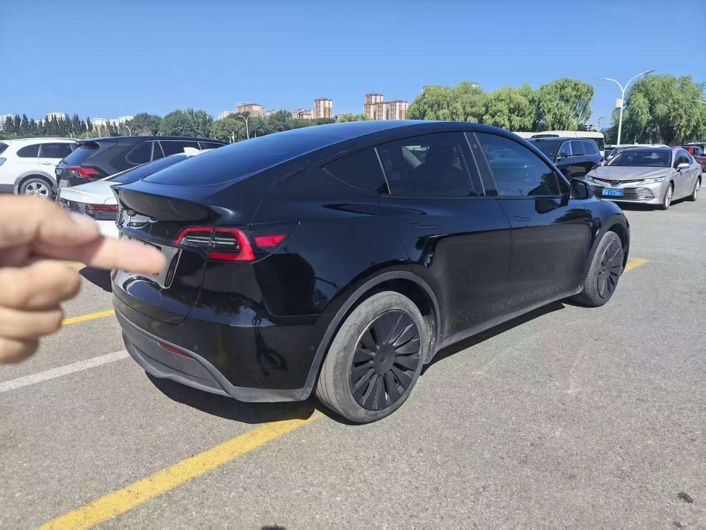 Tesla Model Y 4