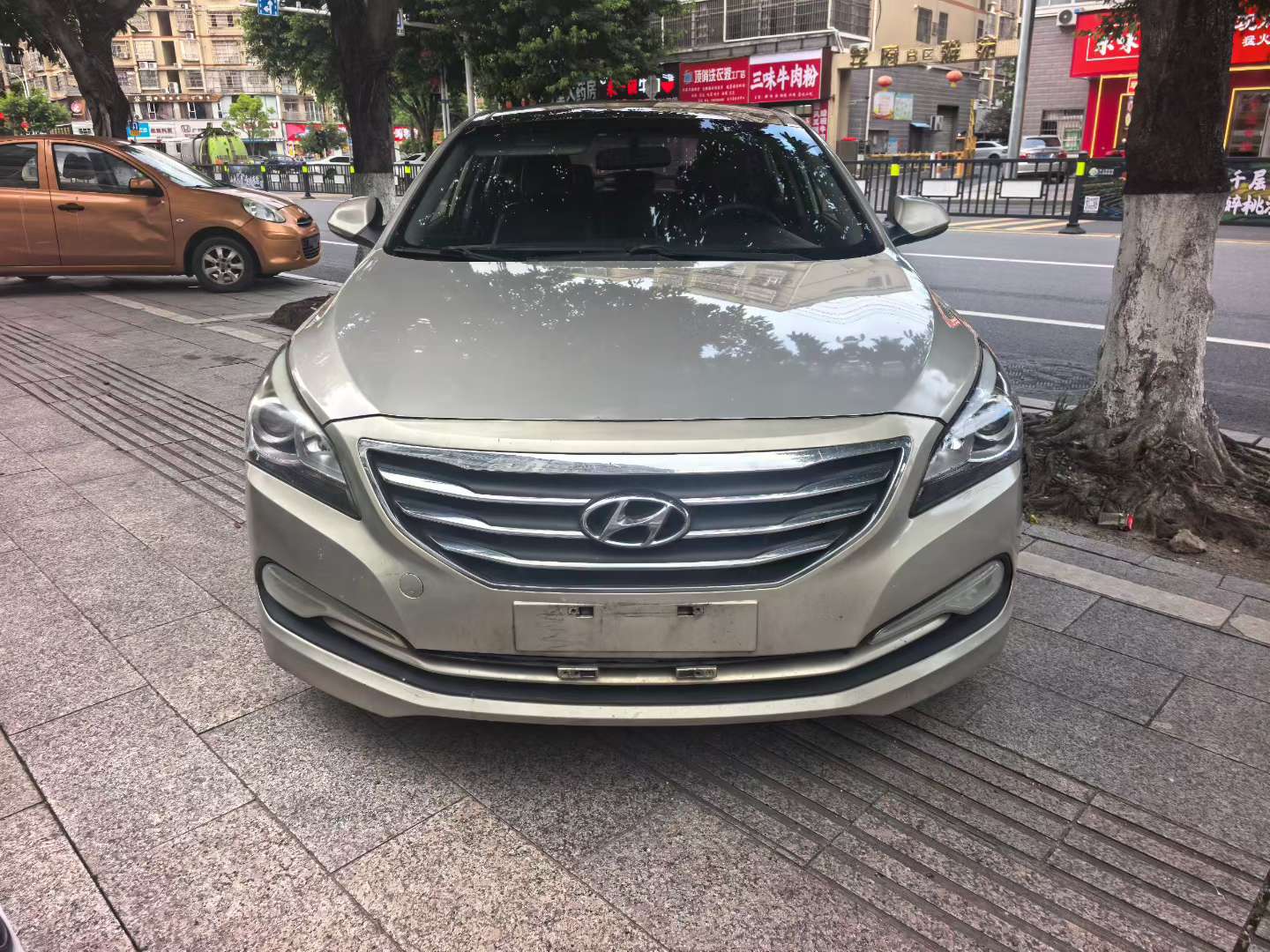 Hyundai Sonata 1.8L Automatic Sunroof Leather Navigation 2
