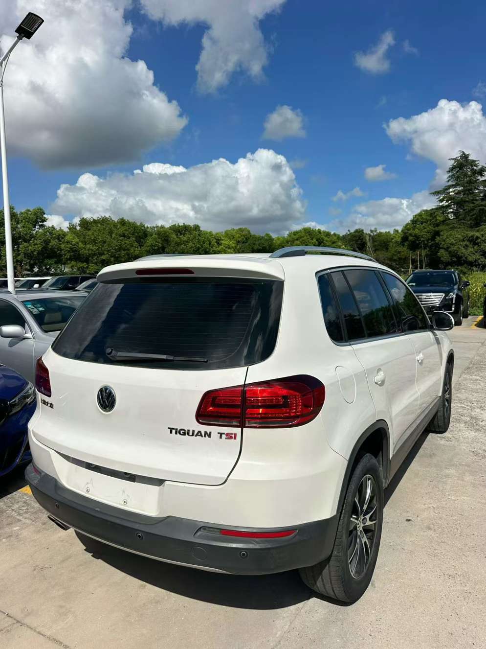 Volkswagen Tiguan 1.8T FWD Luxury 4