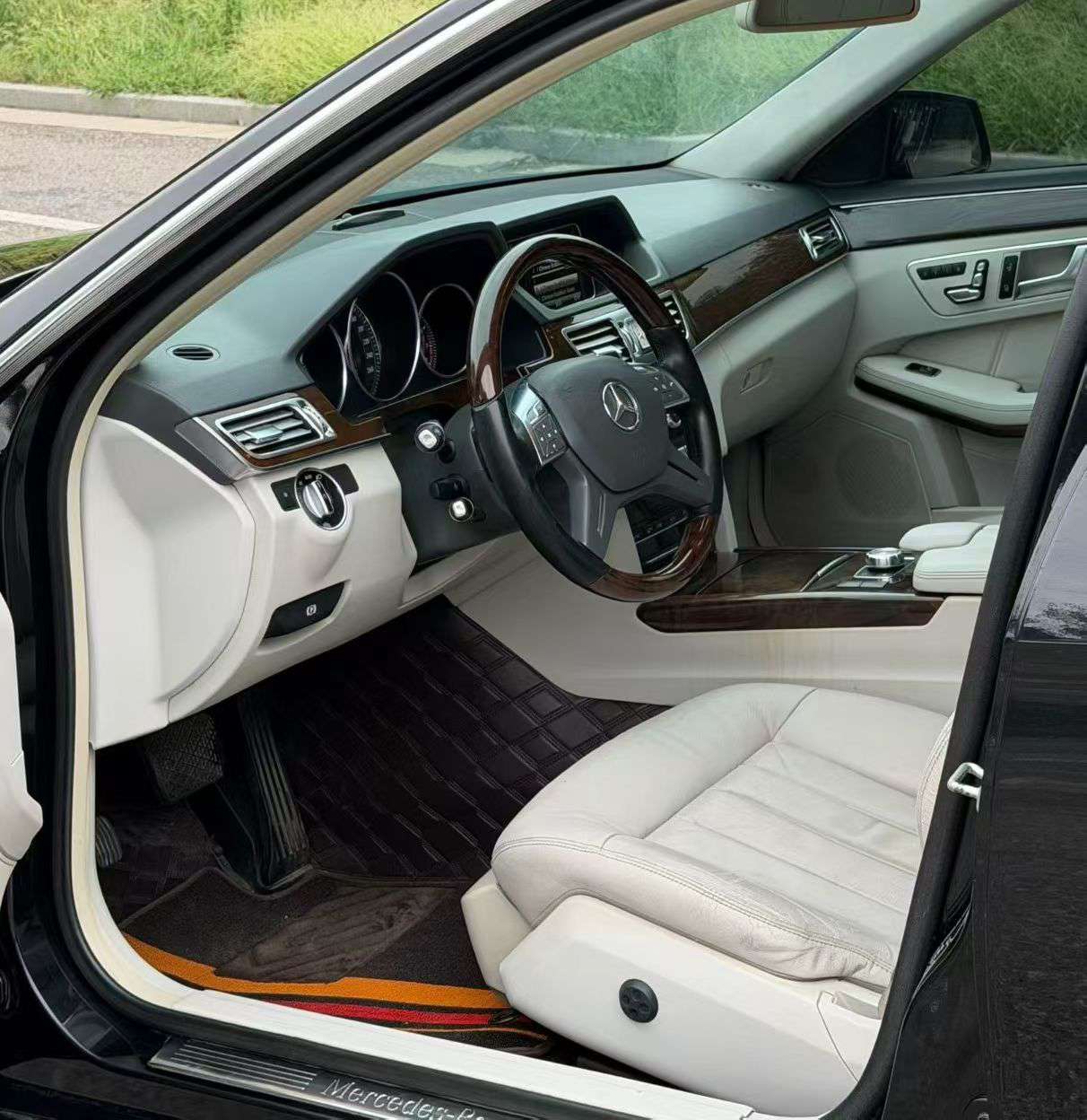 Mercedes-Benz E-Class E260L 1.8T Automatic with Sunroof 4