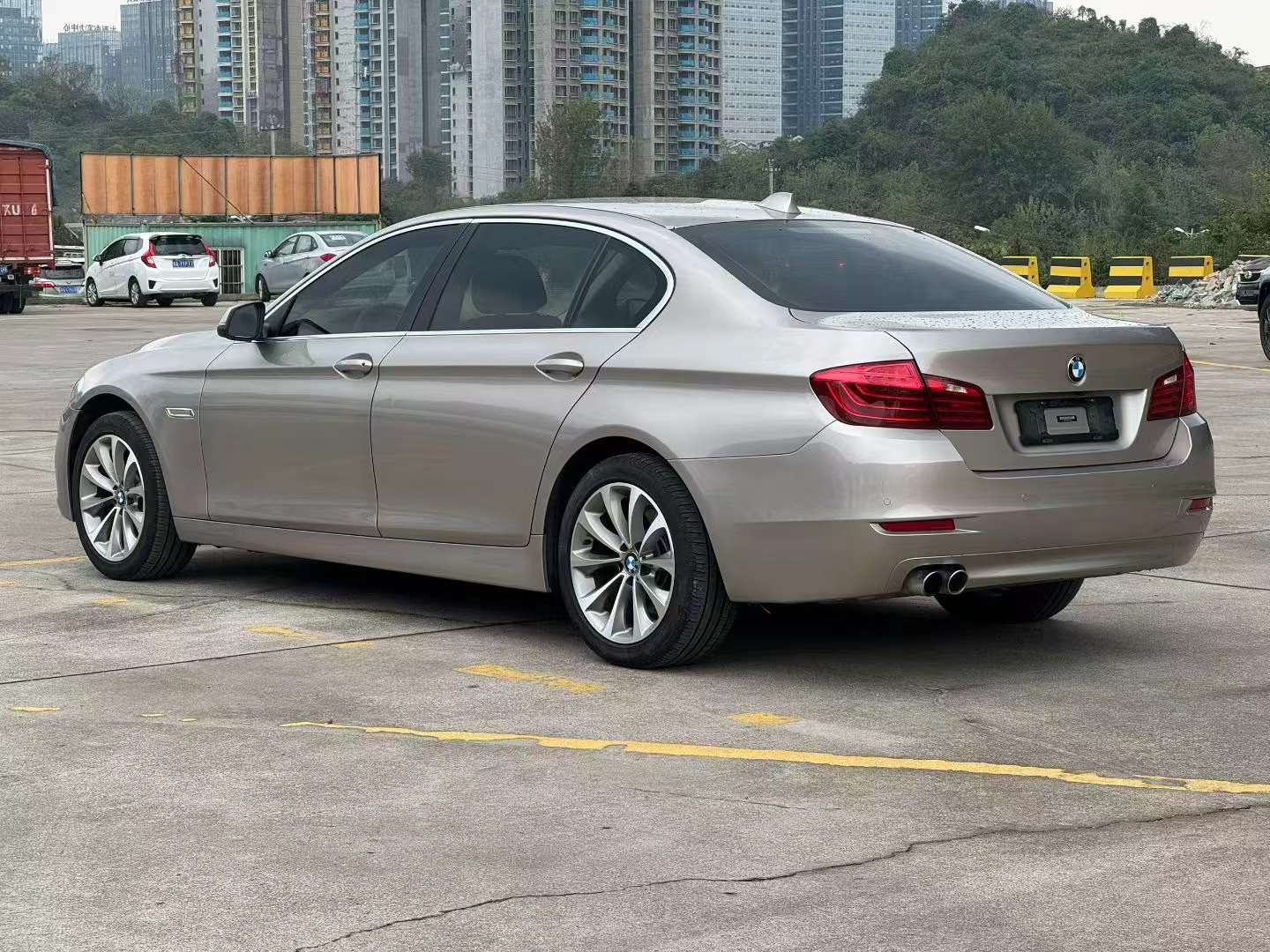 BMW 5 Series 528Li 9