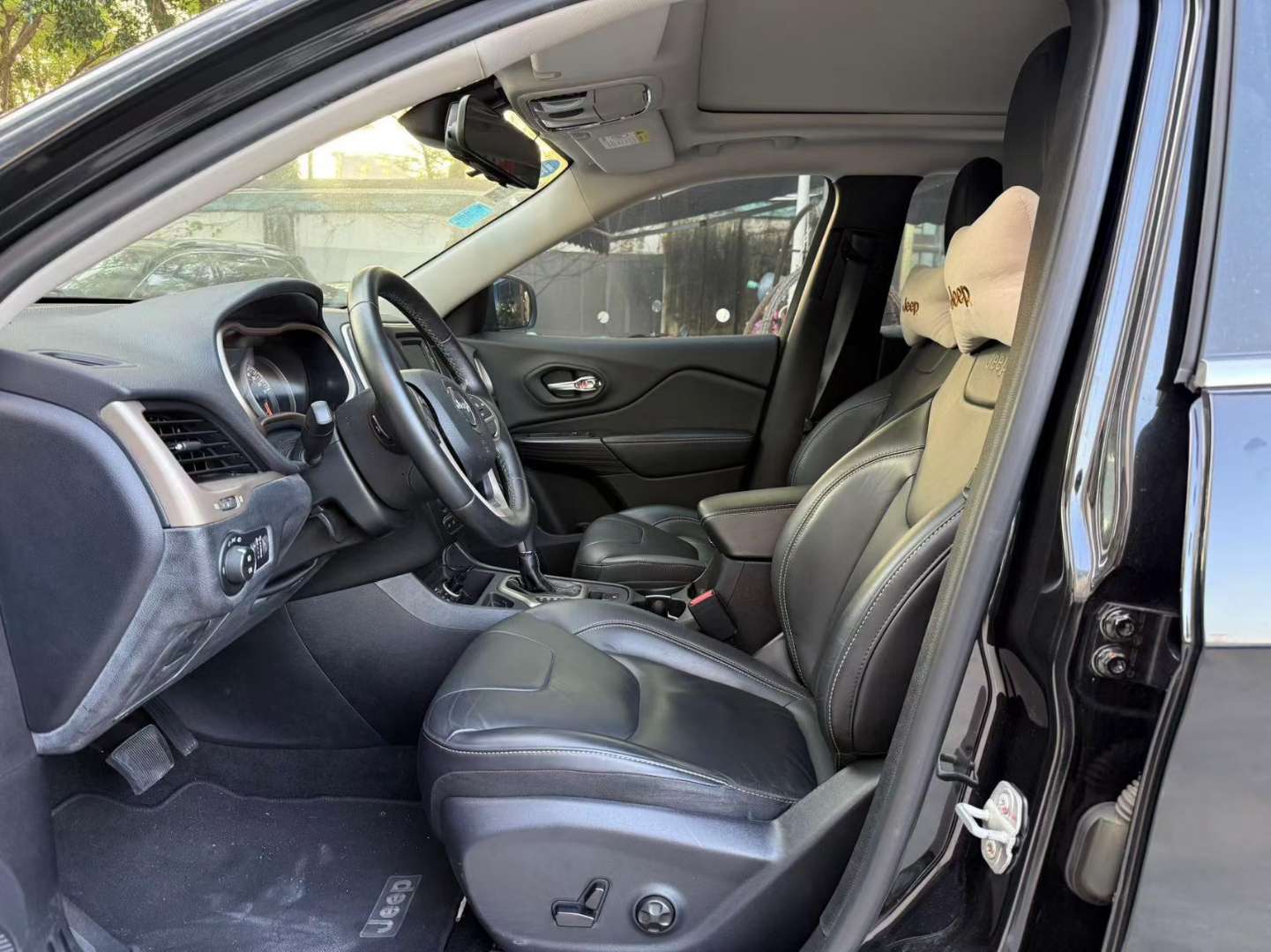 Jeep Cherokee 2.4L FWD Leading Edition 6