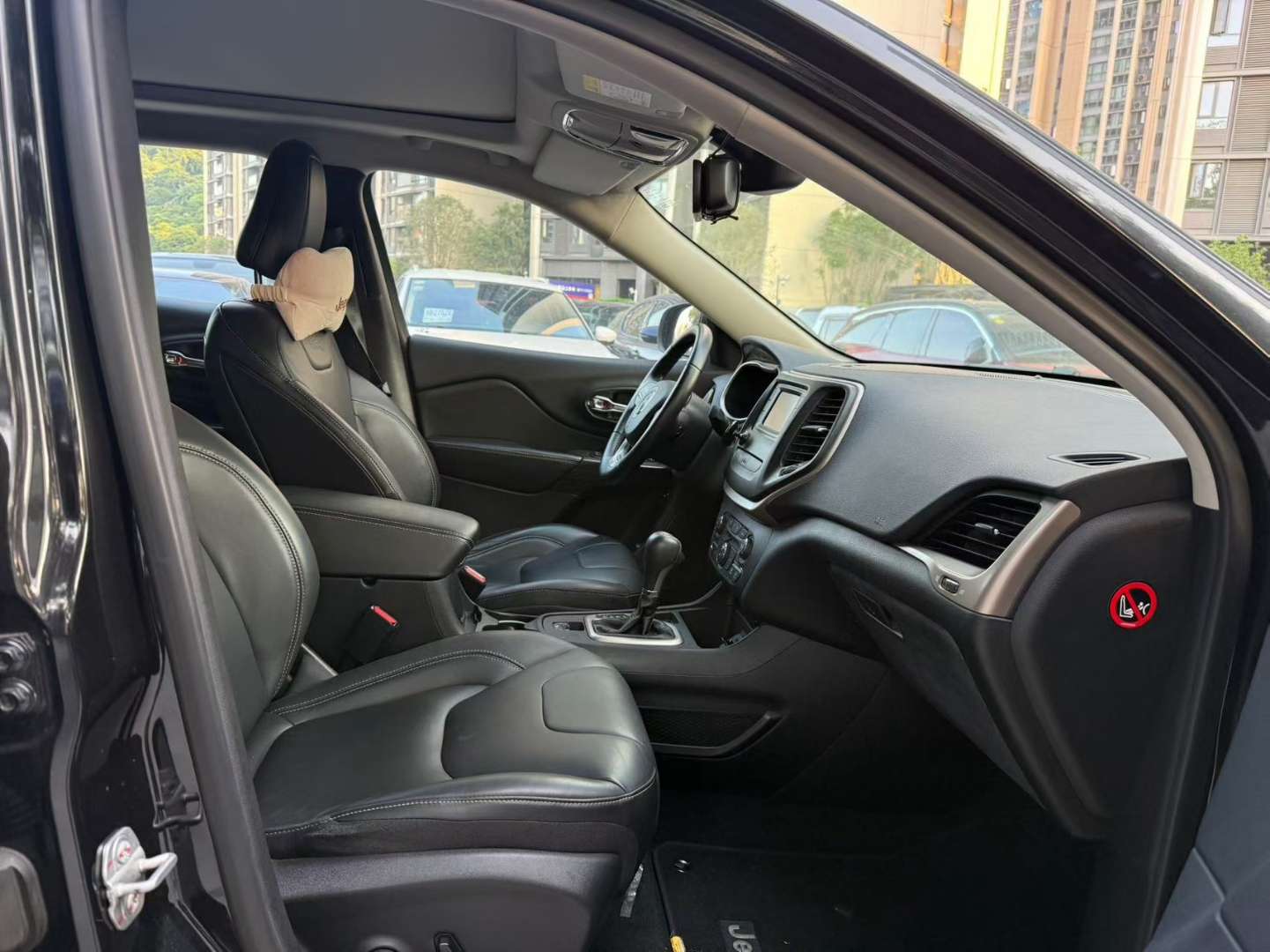 Jeep Cherokee 2.4L FWD Leading Edition 7