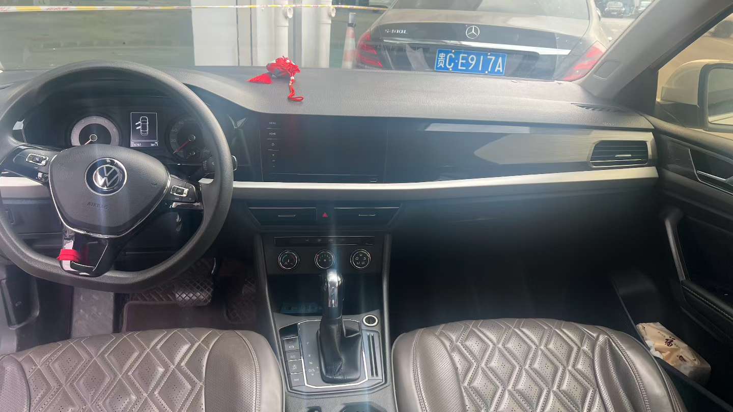 Volkswagen Lavida 4