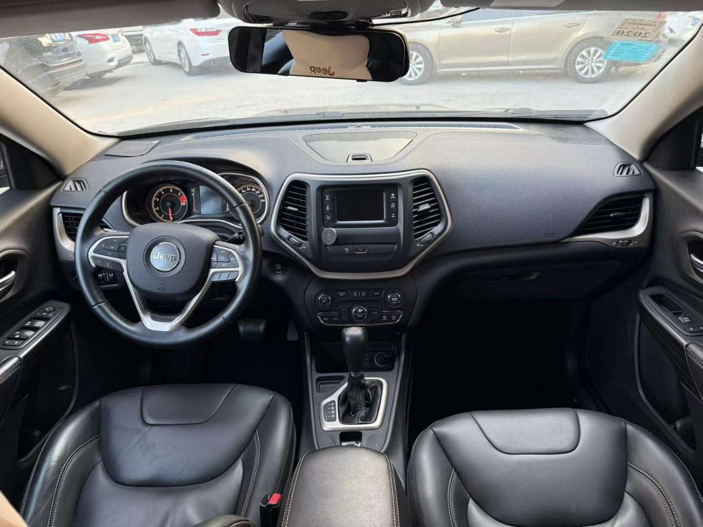 Jeep Cherokee 2.4L FWD Leading Edition 5