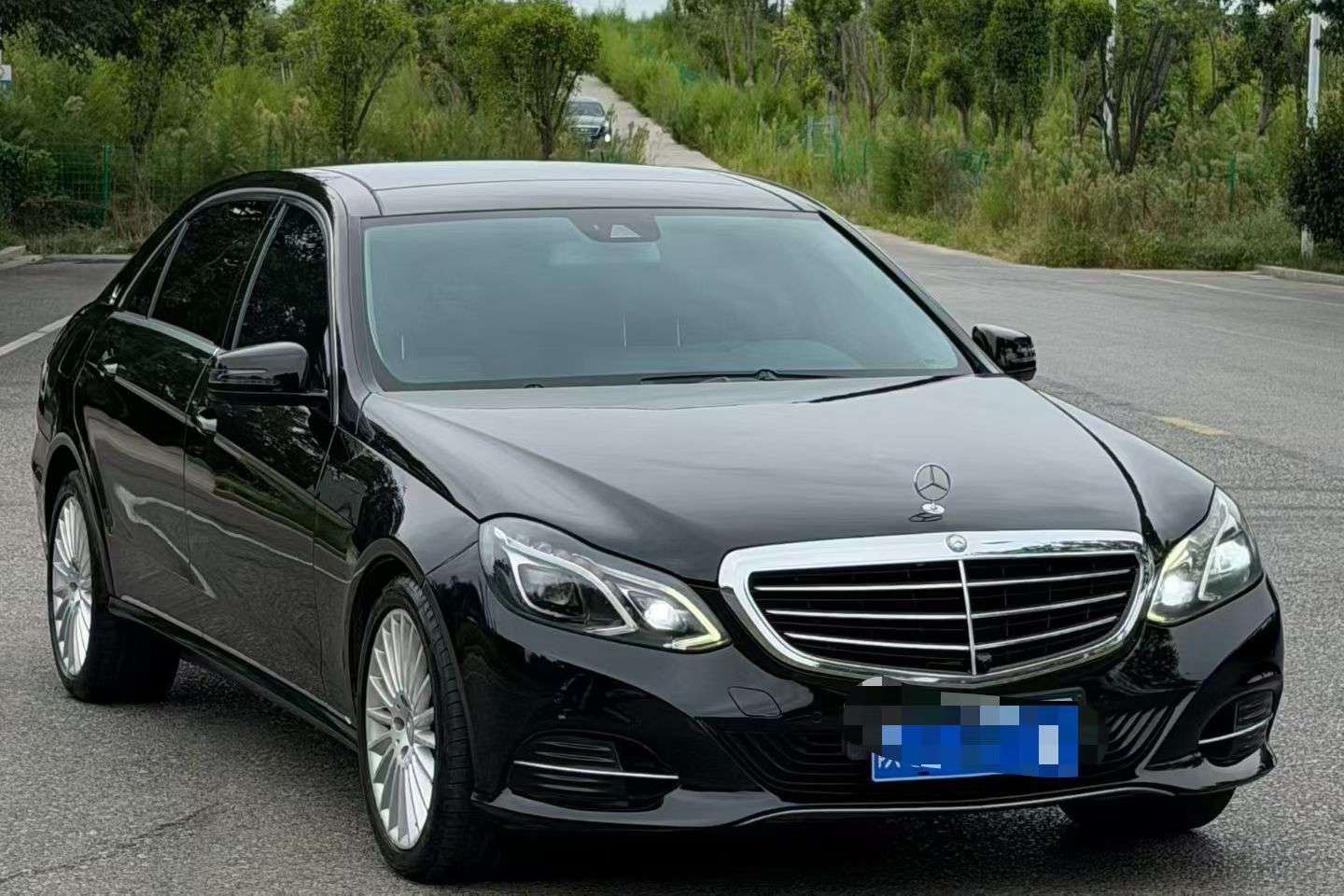 Mercedes-Benz E-Class E260L 1.8T Automatic with Sunroof 3