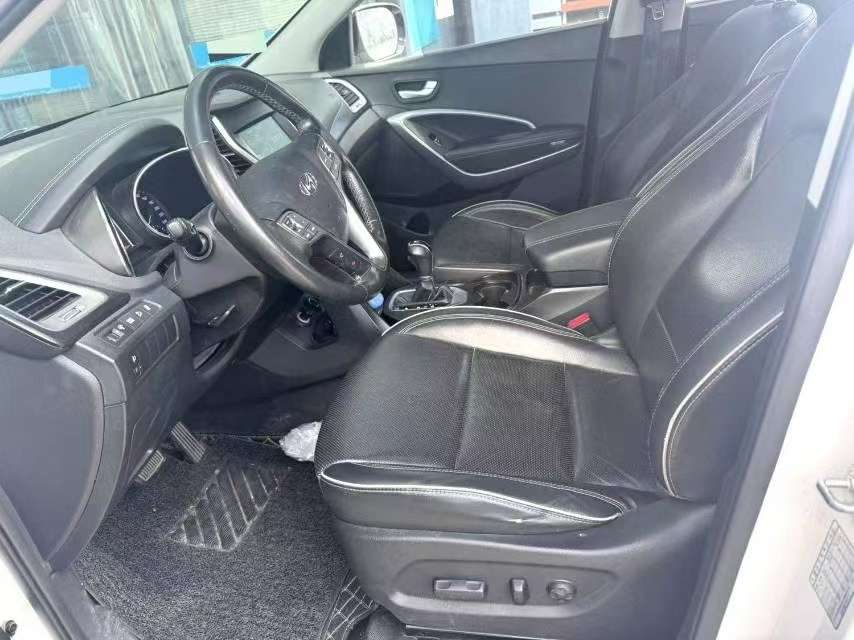 Hyundai Santa Fe 2.4L 2WD Smart 5-Seat 6