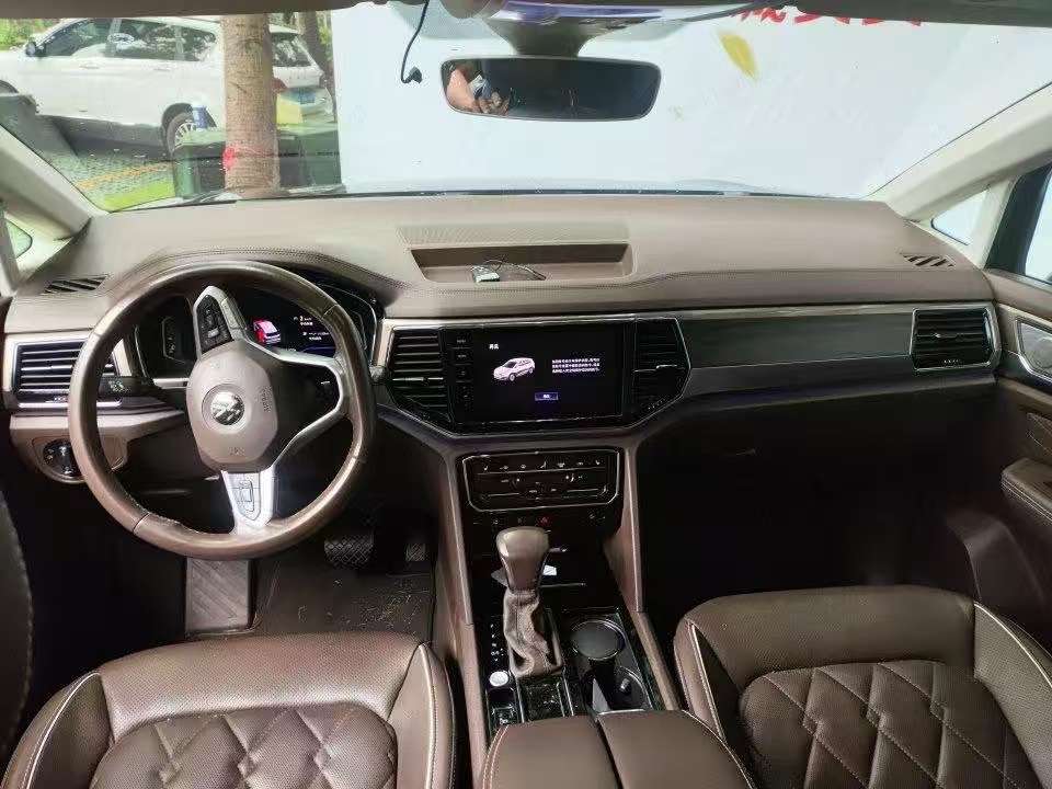 Volkswagen Viloran 380 TSI Premium 5