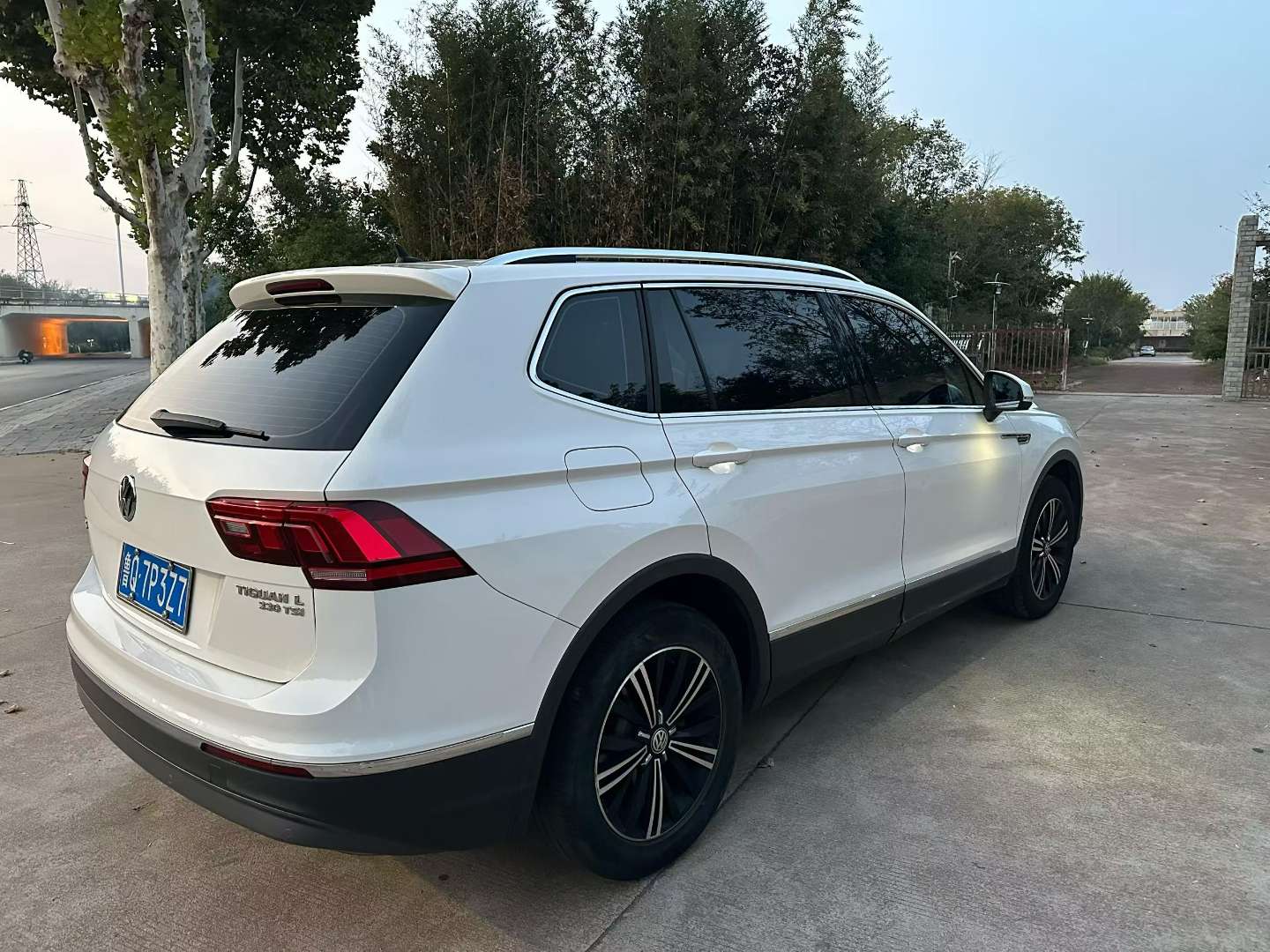 Volkswagen Tiguan L 330 Luxury 3