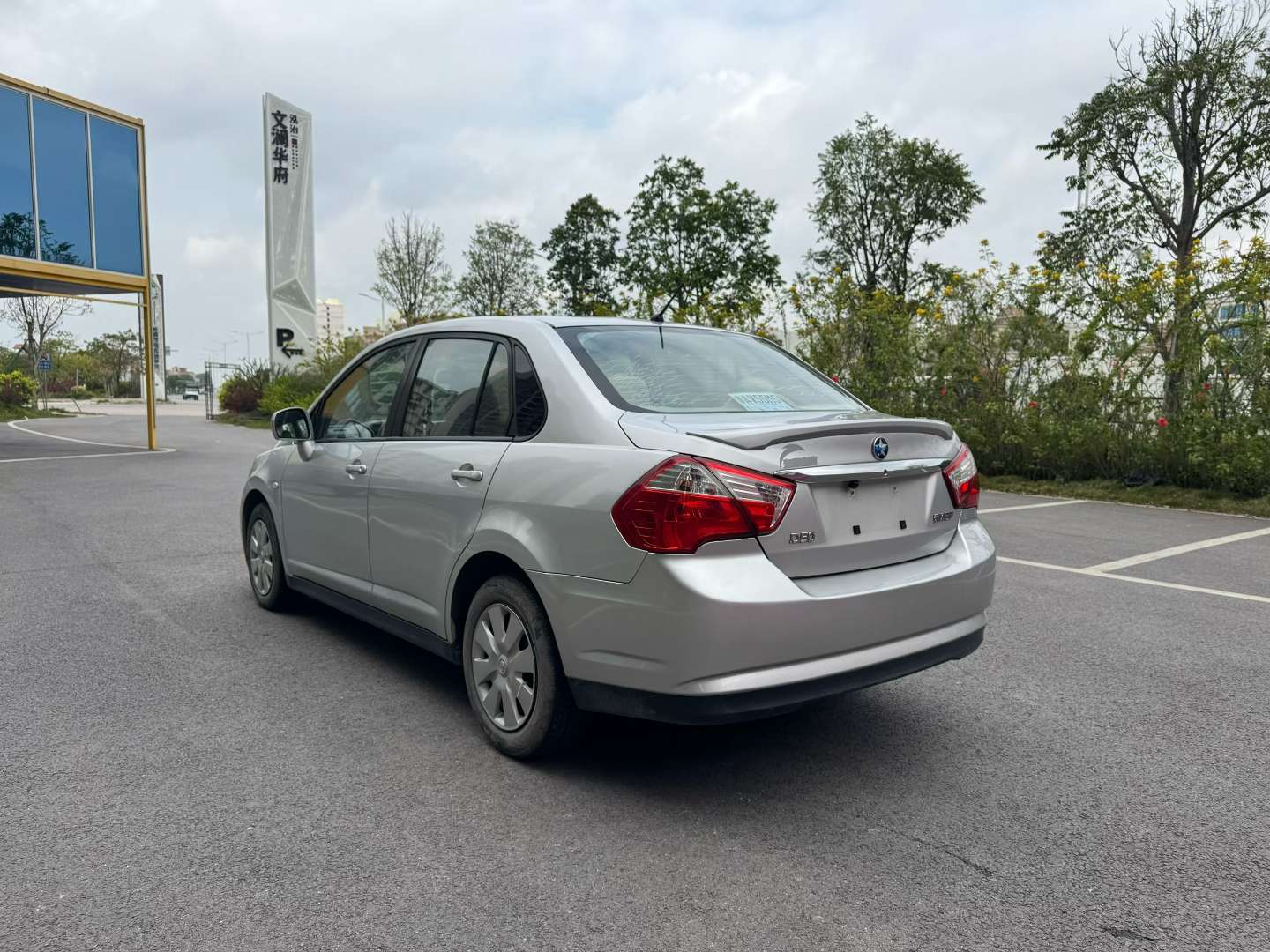 Nissan Venucia D50 1.6 Automatic Style Edition 6