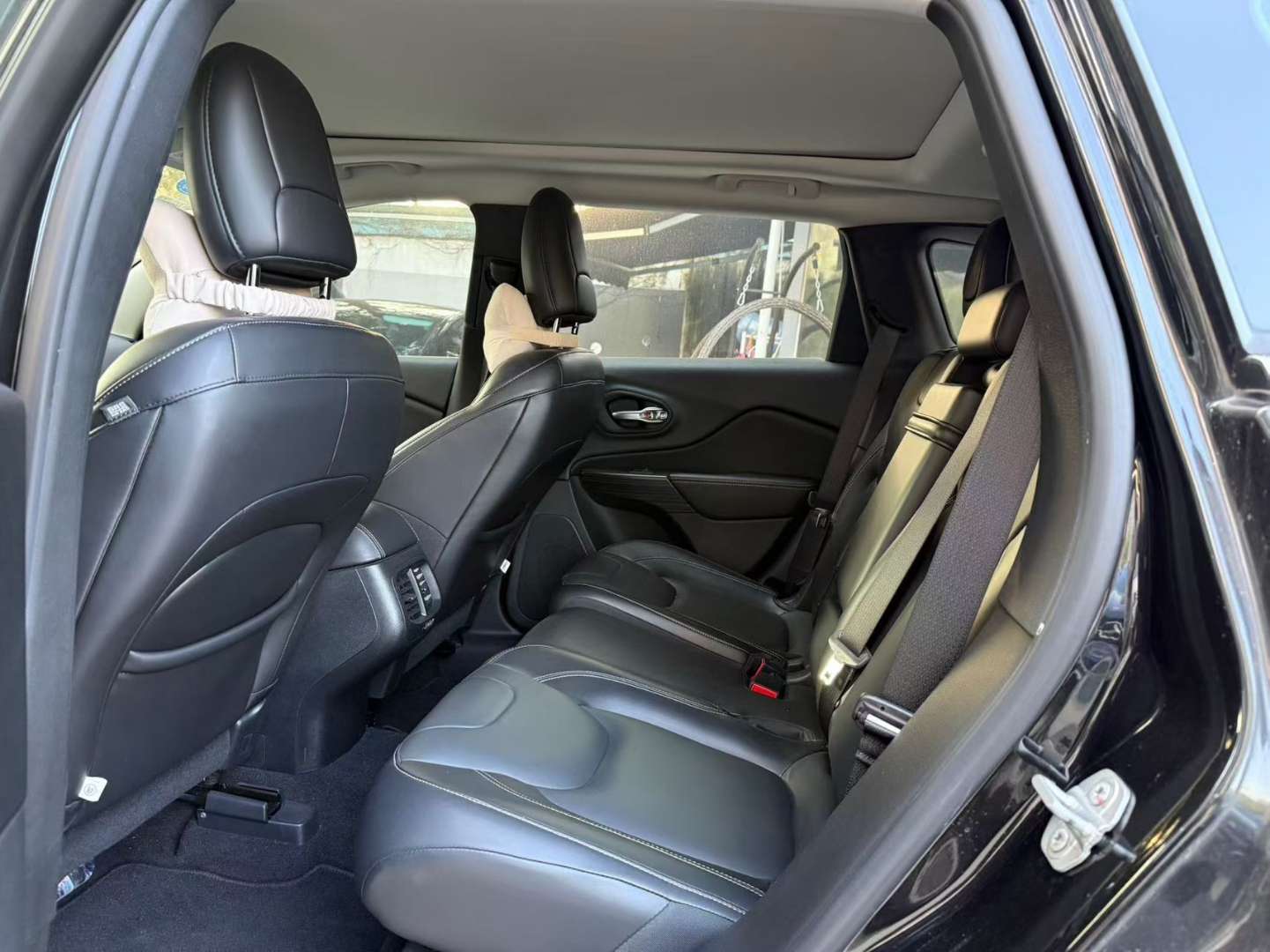 Jeep Cherokee 2.4L FWD Leading Edition 8