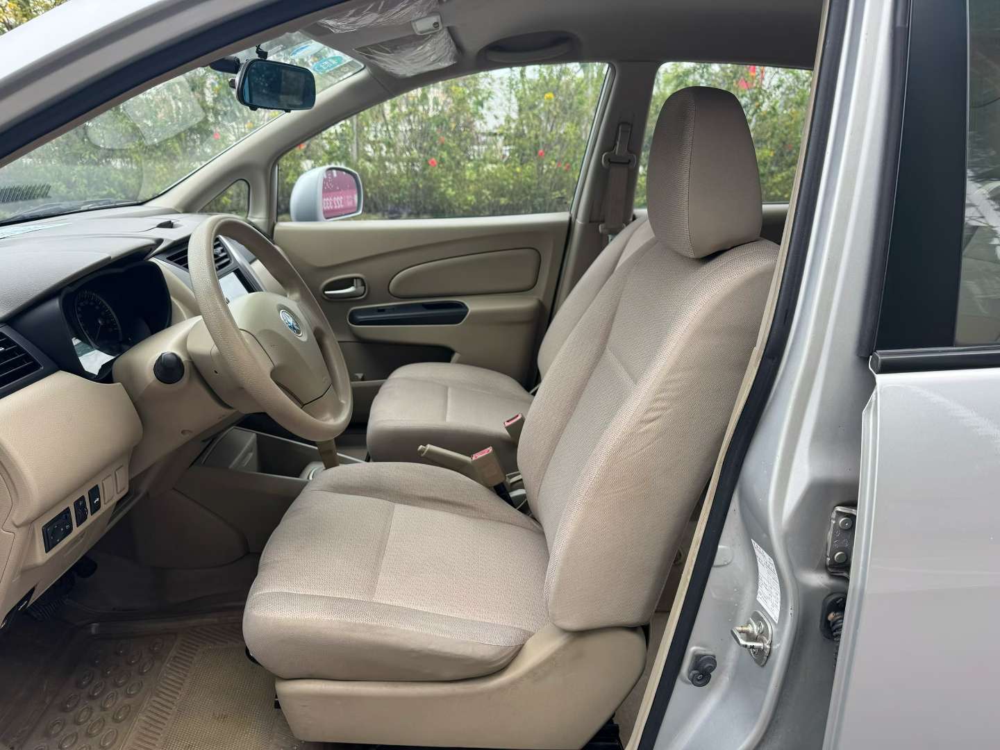 Nissan Venucia D50 1.6 Automatic Style Edition 9