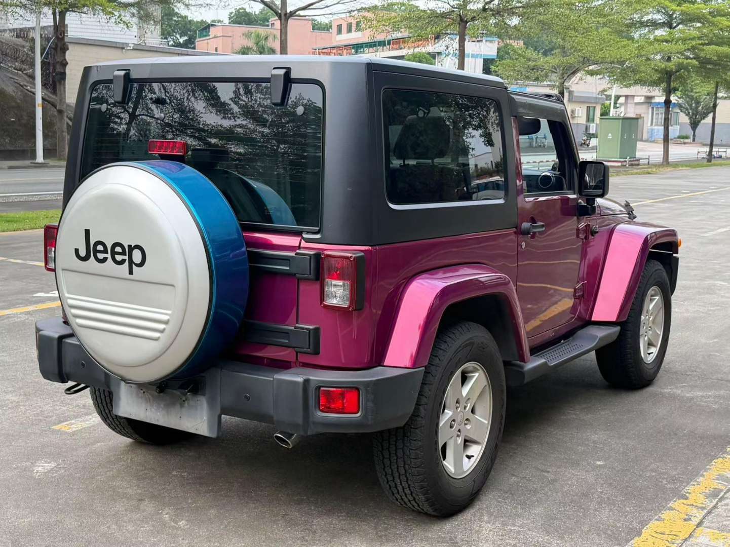 Jeep Wrangler 3.6L 2-door 4-seat Sahara 3
